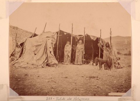 Fotografia albmina , Toldo de Patagones, circa 1890. Representando Indios del Sur