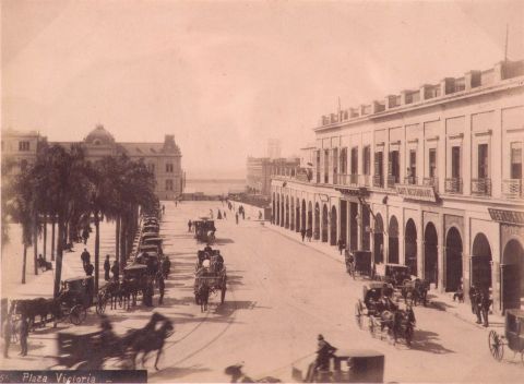 Fotografas albminas fines siglo XIX. Vendedor de gallinas y Plaza Victoria (Buenos Aires). Sin indicaci