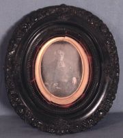 Daguerrotipo representando sacerdote con marco ovalado (vidrio roto) 1/2 placa.