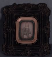 Daguerrotipo representando a una mujer con marco original 1/4 de placa