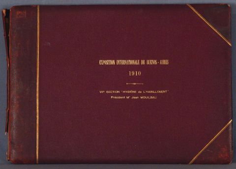 Album Exposition Internationale de Buenos Ayres, 1910. Con 8 fotografas. Deterioros en cuadernacin.