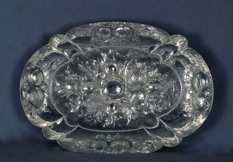 Fuente oval de plata, con frutos en relieve, gajo restaurado. Averas (15)