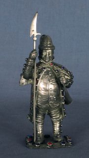Personajes, con lanza y campana, figuras de plata austriaca.