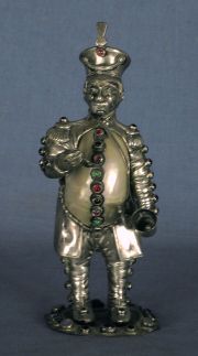 Personajes, con lanza y campana, figuras de plata austriaca.