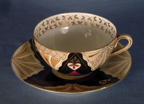 Tazas con platos (1 casc). en porcelana decoracin triangular en coiores.