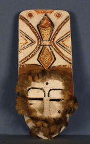 Mascara Chane, Aa Anti, de palo borracho con plumas, h: 46 cm. Hacia 1950