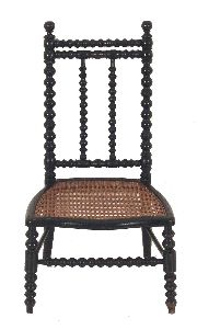 Silla baja, estilo ingls, respaldo c/ balaustrillos y asiento esterilla.