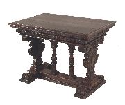 Mesa de sala estilo Renaciemiento, frente c/ un cajn, patas unidas por 2 columnas.