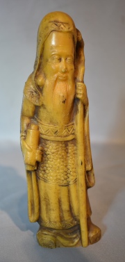 ANCIANO CON ROLLOS Y BASTON, figura oriental de material sinttico. Alto: 20 cm. .