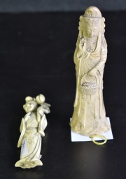 Dos figuras femeninas orientales, distintas talladas averas.