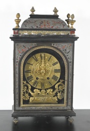 Reloj de Chimenea, caja de madera, con pndulo y llave. De estilo Charles Boulle. Desperfectos. Alto 49 cm. Frente 28 cm