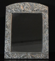 Espejo de mesa, metal labrado con decoracin vegetal. Mide: 39 x 29 cm.