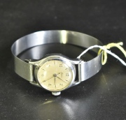 Reloj pulsera de dama 'Alpina', malla de metal lisa y plana. Waterproof, Shockproof, antimagnetic, stainless steel.