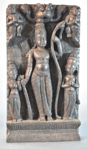 DEIDADES, talla hind con figuras femeninas. Alto: 32 cm. Frente: 17 cm.