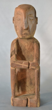 FIGURA SENTADA, antigua talla de madera. Averas. Alto: 30 cm.