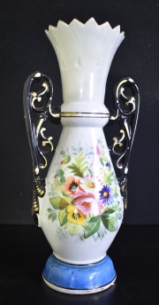 Vaso Isabelino con decoracin de flores, boca restaurada. Alto 37 cm. Circa 1900.