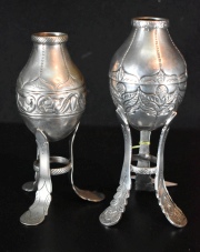Dos mates de plata baja con pie. Decoracin floral. Alto: 14,3 y 15,6 cm. Peso: 272 gr