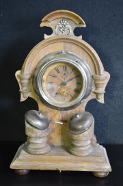 Reloj de mesa. De dos campanas en forma de arco. Cuadrante con averas. Alto 35 cm.