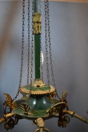 Araa estilo imperio bronce y esmalte verde con palmetas, tres luces.