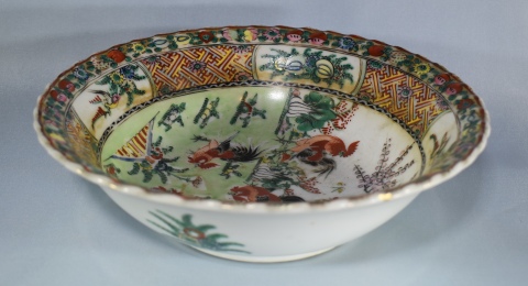 Bowl porcelana oriental, decoración gallitos. Diámetro: 23 cm.