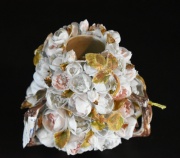 Vaso de porcelana de biscuit, decoracin de rosas rococ0. Cascaduras. Alto 11 cm. -88- T