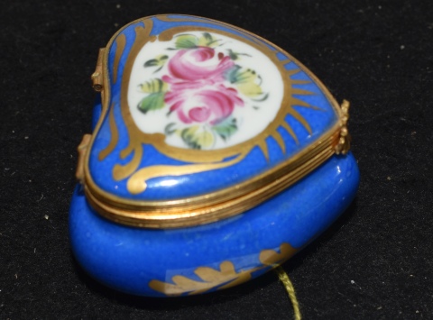 Pastillero en forma de corazn, porcelana de Limoges. Largo 4,5 cm.
