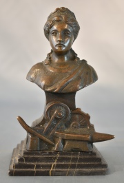 BUSTO FEMENINO, escultura de bronce con base de mrmol, en esta ltima averas. Alto total: 15 cm.