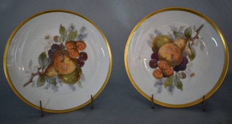 Dos Platos. Hutschenreuther porcelana con decoracin de frutas. Dim. 21 cm.