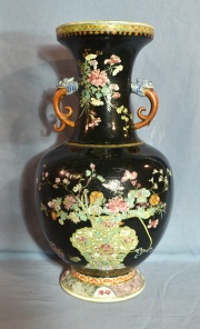 Vaso de porcelana oriental negra, decoracin de flores, asa con faltante. Alto 40 cm.