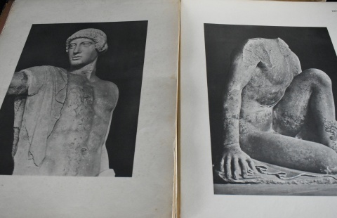 Olympia, Carpeta con 103 Lminas de esculturas Griegas. 1 Vol. Estuche con deterioros