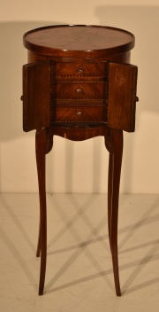 Petit meuble, estilo Luis XV, tapa circular con marqueteri, dos puertas. Falta marqueteri.
