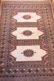 Alfombra oriental con tres motivos gemetricos de 160 x 95 cm.