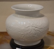 Vaso Chino blanco con decoracin vegetal,