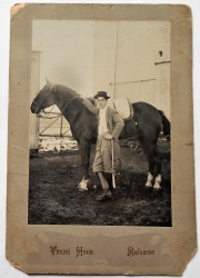 VENINI, fotografa en su portante original de un capataz de estancia, BALCARCE, circa 1906,