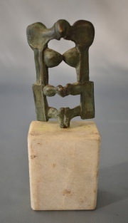 FIGURA, escultura de bronce con base de mrmol. Alto total: 16,5 cm.