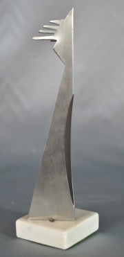 ABSTRACTO, escultura de aluminio sin firma. Base de mrmol. Alto: 22 cm.