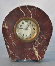 Reloj de mesa Art Deco, de mrmol veteado. Desperfectos. Alto: 14 cm.