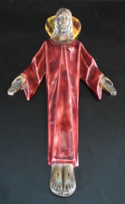 Cristo, relieve de cermica policromada, firmada C.S. Jos. Alto 45 cm.