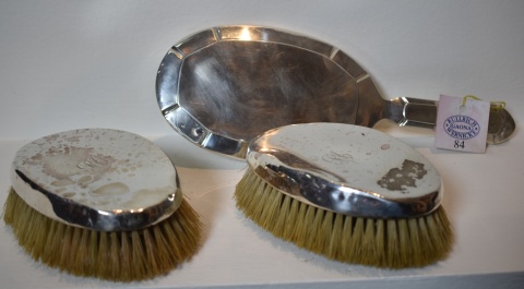 Espejo y dos cepillos con montura de Plata. Cepillos: Londres, 1928. (Espejo art deco frrancs). 