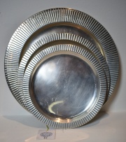 Ocho platos circulares de metal, 7 sellados, en tres tamaos, guarda de molduras.Peso: 1,945 k.
