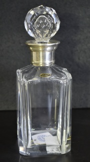 Botelln de whisky de Wright, cuello sellado con virola. Alto: 26 cm.