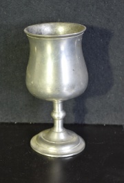 Copa metal ingls, tipo peltre. Alto 16 cm.
