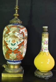 Dos Vasos, transformados en lmparas, con decoracin floral, averas y restauraciones. Alto: 39 y 83 cm.