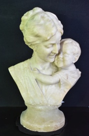 Ferdinando VICCHI (1875-1945) Madre con Nio, escultura de alabastro. Desperfectos, firmada. Alto 47 cm. Base 13 cm.