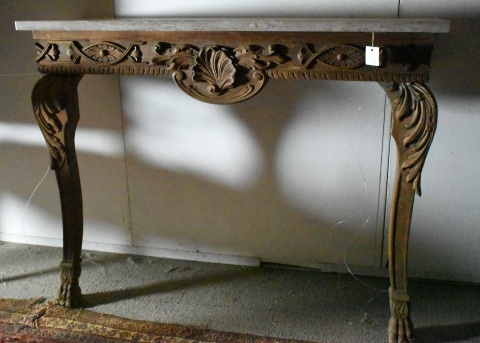 Consola de madera tallada, de estilo rococ italiana; tapa de mrmol. Casa Veltri. Frente 102 cm. Alto 89 cm.