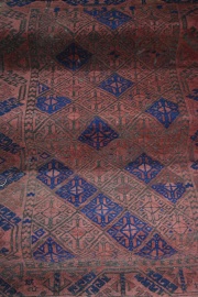 Carpeta decoracin de rombos transversales azules y rojizos. Mide: 158 x 86. Averas.