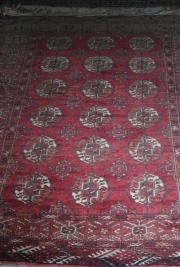 Carpeta boukara con flecos. 151 x 111. Averas.