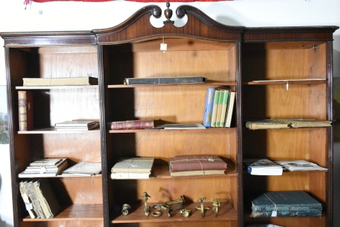 Biblioteca de cedro y caoba estilo ingls, 3 cuerpos con estantes. Casa Veltri. Alto 210 cm Frente 227 cm Prof. 38 cm