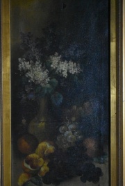 Jarra con Flores y Frutos, leo vertical, roturas. Firma ilegible. Mide: 63 x 32 cm.