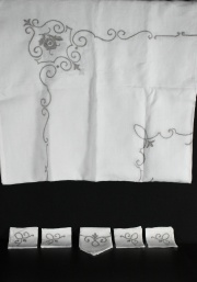 Mantel color natural bodado 137 x 127 cm. con 6 servilletas y 6 servilletas de t.
